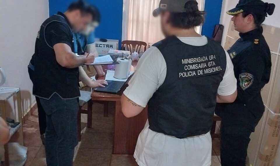 Preceptor detenido por grooming: allanaron su casa y secuestraron dispositivos