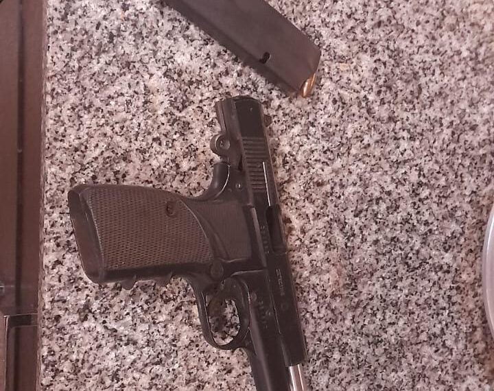 Negociadores de la Policía desactivaron una crisis con un hombre armado y atrincherado en su vivienda