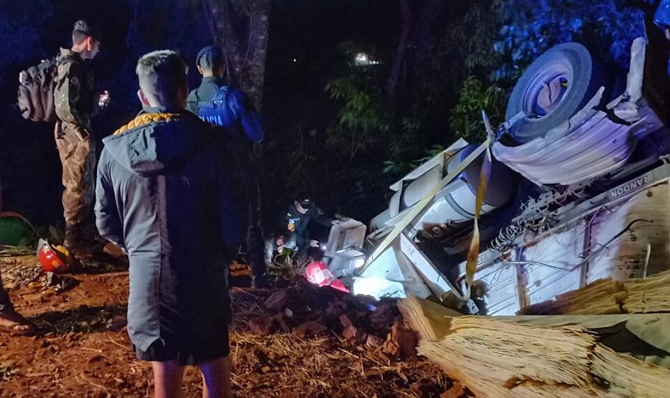 Pozo Azul: despiste y vuelco de un camión dejó un muerto y un lesionado
