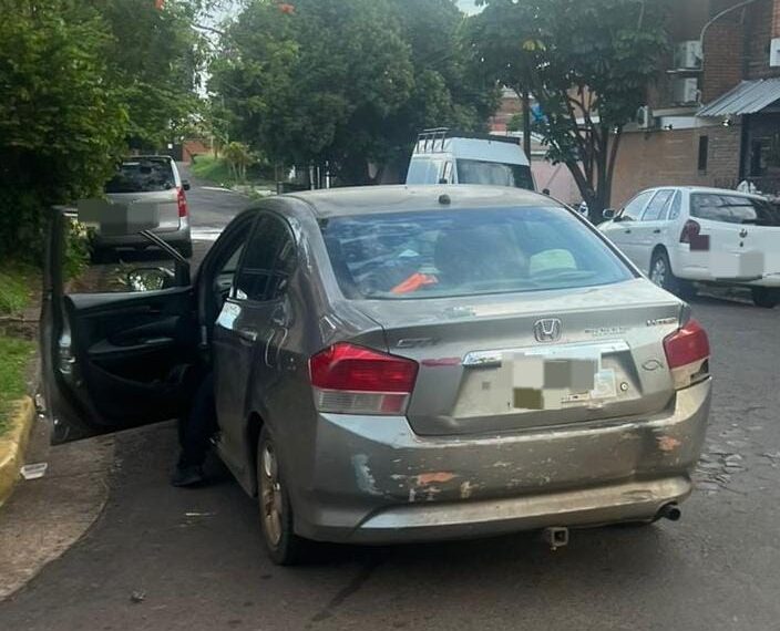Colisión entre un automóvil y una motocicleta en Posadas dejó un herido