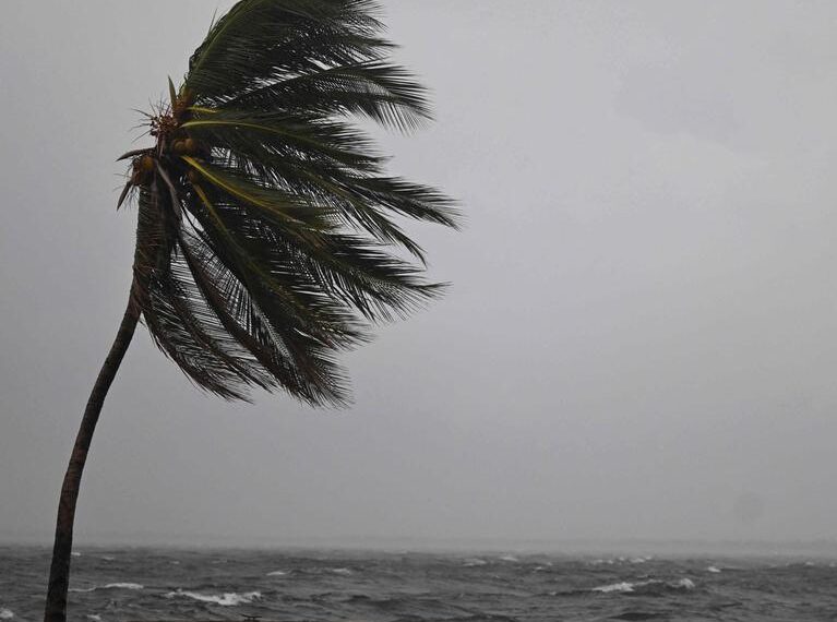 El huracán Melissa llega a Jamaica como la tormenta más fuerte de su historia