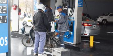 Desde este sábado vuelven a aumentar los combustibles