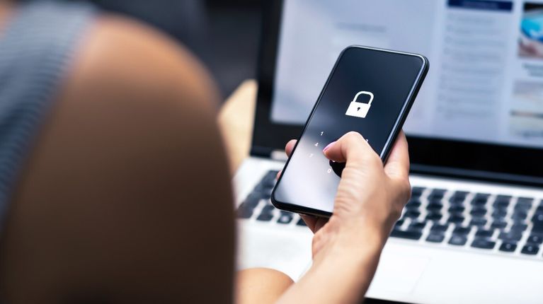 Capacitan en manejo responsable de redes sociales y prevención de estafas virtuales