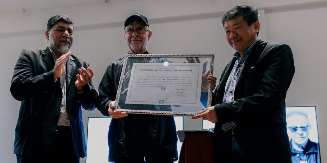 La UNaM entregó el título de Doctor Honoris Causa al músico León Gieco