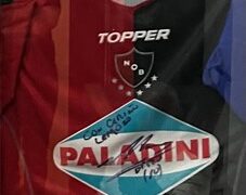 Robaron una camiseta de Newell’s firmada por Maradona mientras era exhibida en un museo