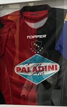 Robaron una camiseta de Newell’s firmada por Maradona mientras era exhibida en un museo