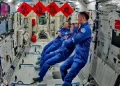 Tres astronautas quedaron varados tras chocar con “basura espacial” y no saben cuándo volverán a la Tierra