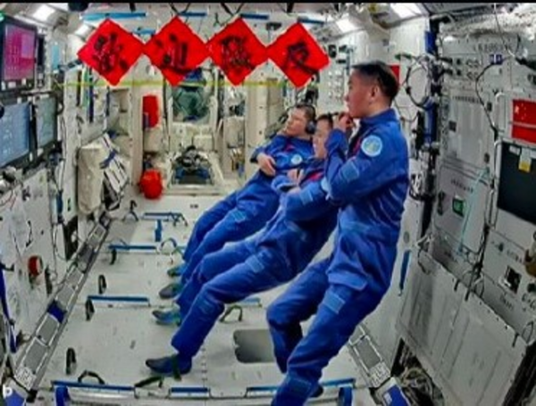 Tres astronautas quedaron varados tras chocar con “basura espacial” y no saben cuándo volverán a la Tierra