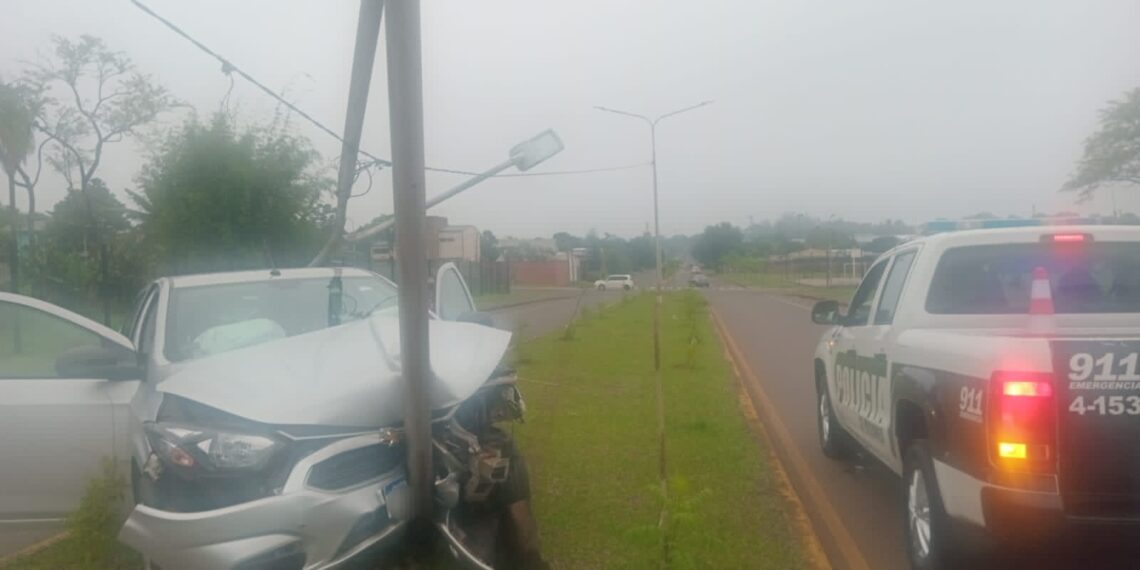 Un automóvil colisionó contra un poste en la Avenida Las Heras