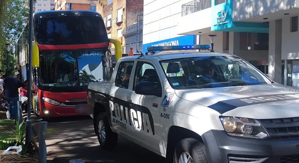 Posadas: siniestro entre colectivo y taxi en pleno centro, sin heridos