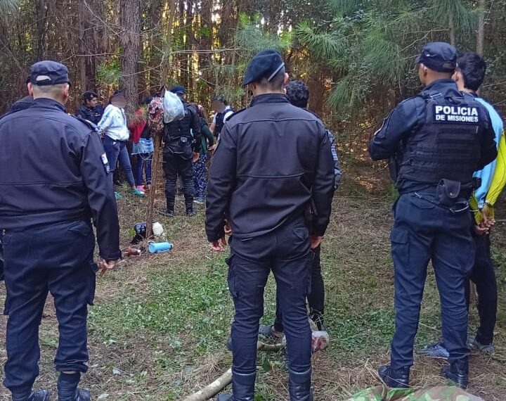 La Policía frenó una toma de terrenos en Jardín América: hay seis demorados