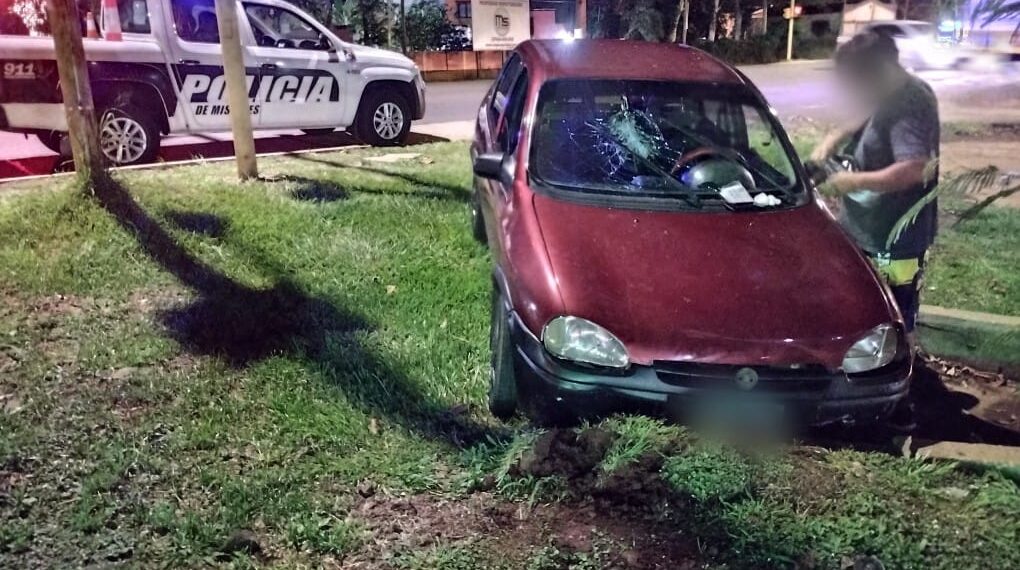 Se cayó de la moto, provocó el despiste de un auto y se fugó