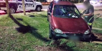 Se cayó de la moto, provocó el despiste de un auto y se fugó