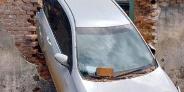 Perdió el control de su auto y chocó contra un edificio en pleno centro de Oberá