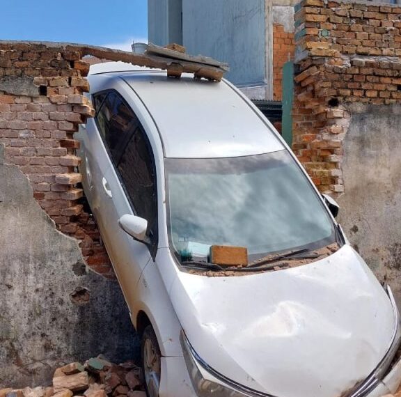 Perdió el control de su auto y chocó contra un edificio en pleno centro de Oberá