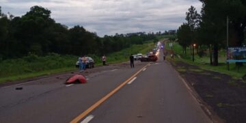 San Ignacio: choque fatal entre un camión y un auto dejó un muerto y tres heridos