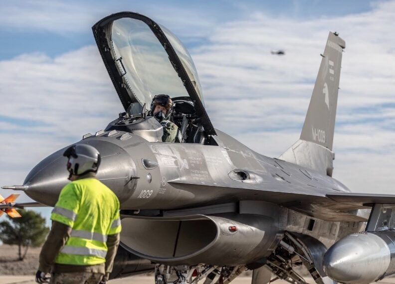 Llegan al país los aviones F-16: el domingo harán un vuelo rasante sobre CABA