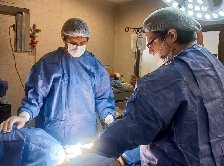 El robot Da Vinci del Hospital Madariaga marca un hito en cirugías urológicas mini invasivas