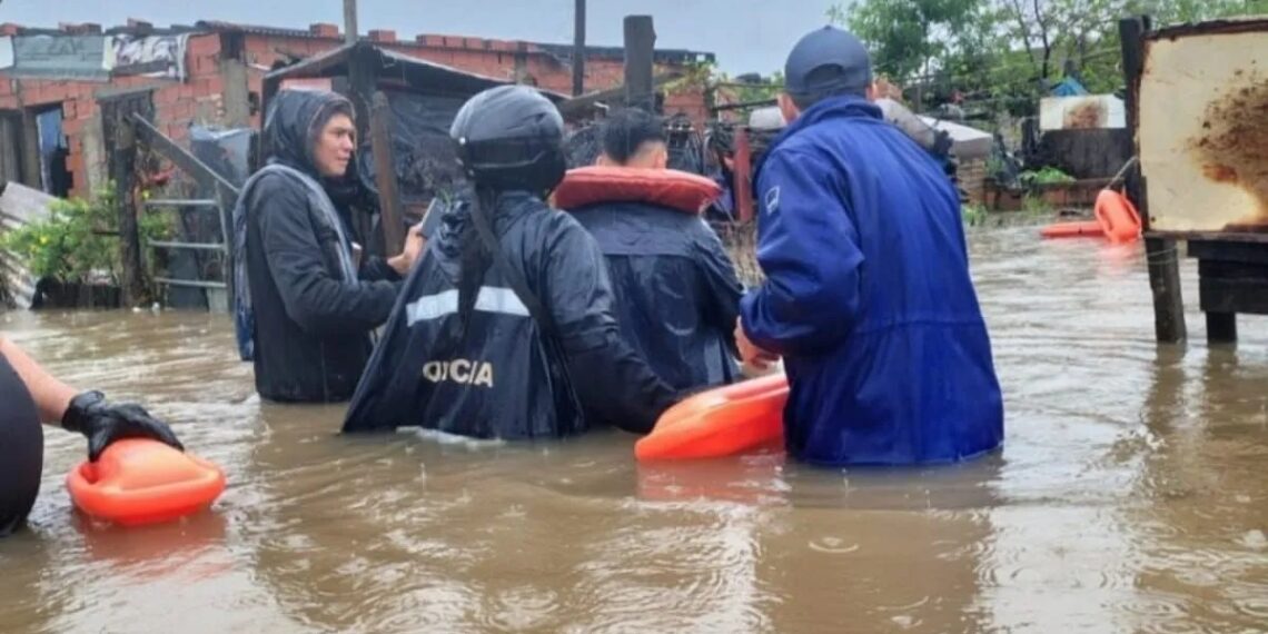 Inundaciones en Corrientes: ya son más de 350 los evacuados y siguen las lluvias