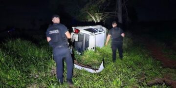Una familia resultó hospitalizada tras despiste y vuelco en Villa Bonita