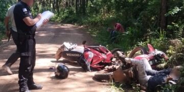 Siniestro entre motocicletas dejó dos lesionados en un camino rural de Campo Ramón