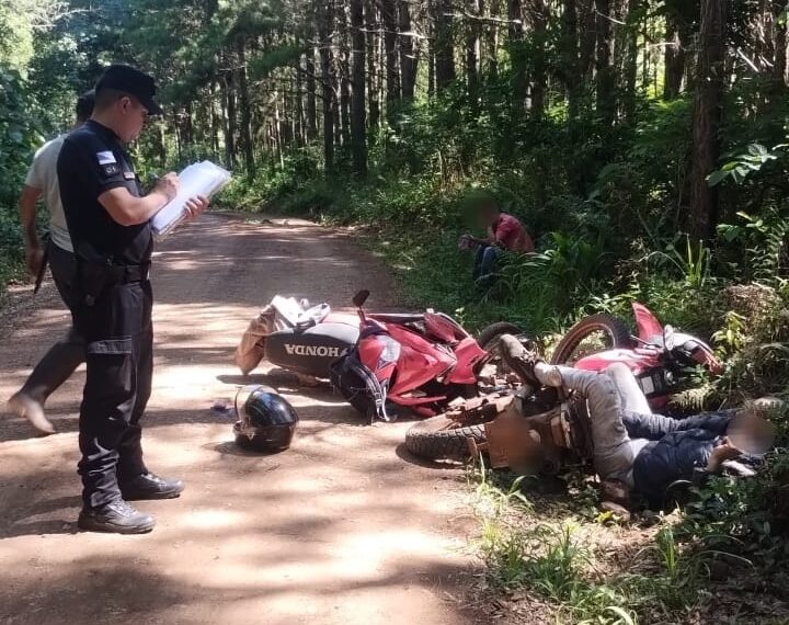 Siniestro entre motocicletas dejó dos lesionados en un camino rural de Campo Ramón