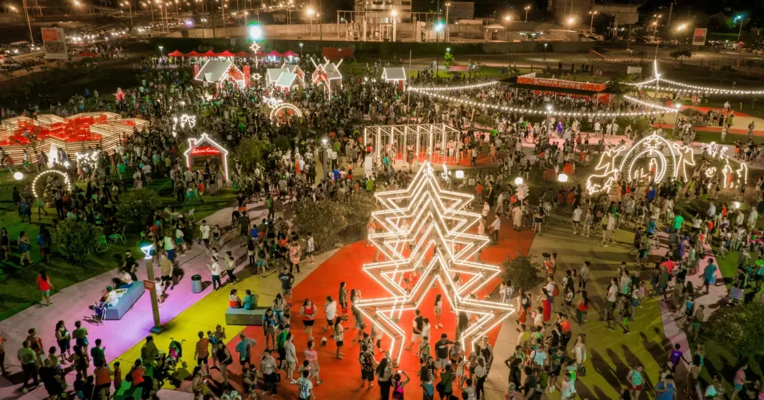 Papá Noel recibe la visita de los niños en el Parque de las Fiestas de Posadas
