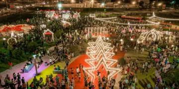 Papá Noel recibe la visita de los niños en el Parque de las Fiestas de Posadas
