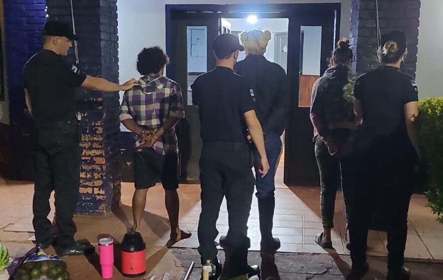 La Policía sorprendió y detuvo a tres personas robándole la cosecha a una agricultora