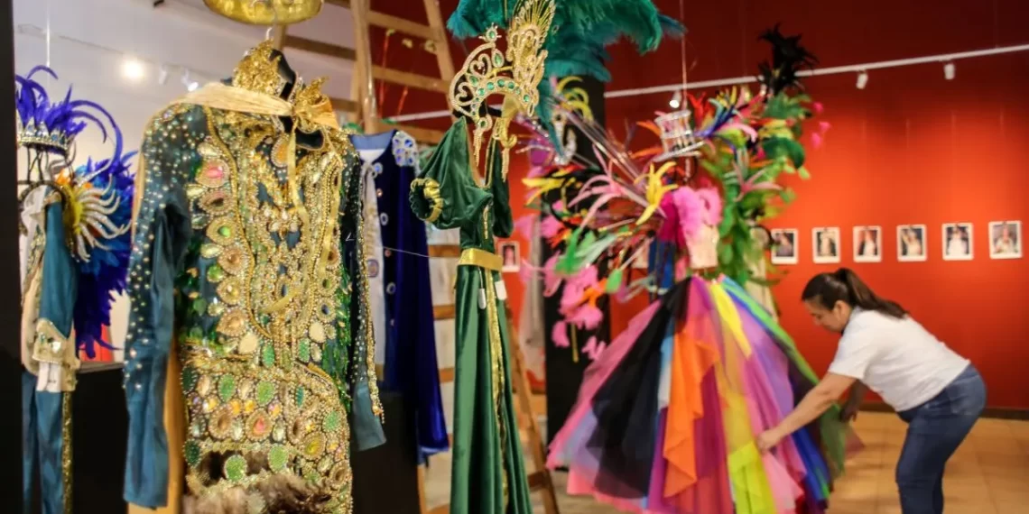 Exponen trajes de soberanos de la Estudiantina 2025 en el Museo Juan Yapari