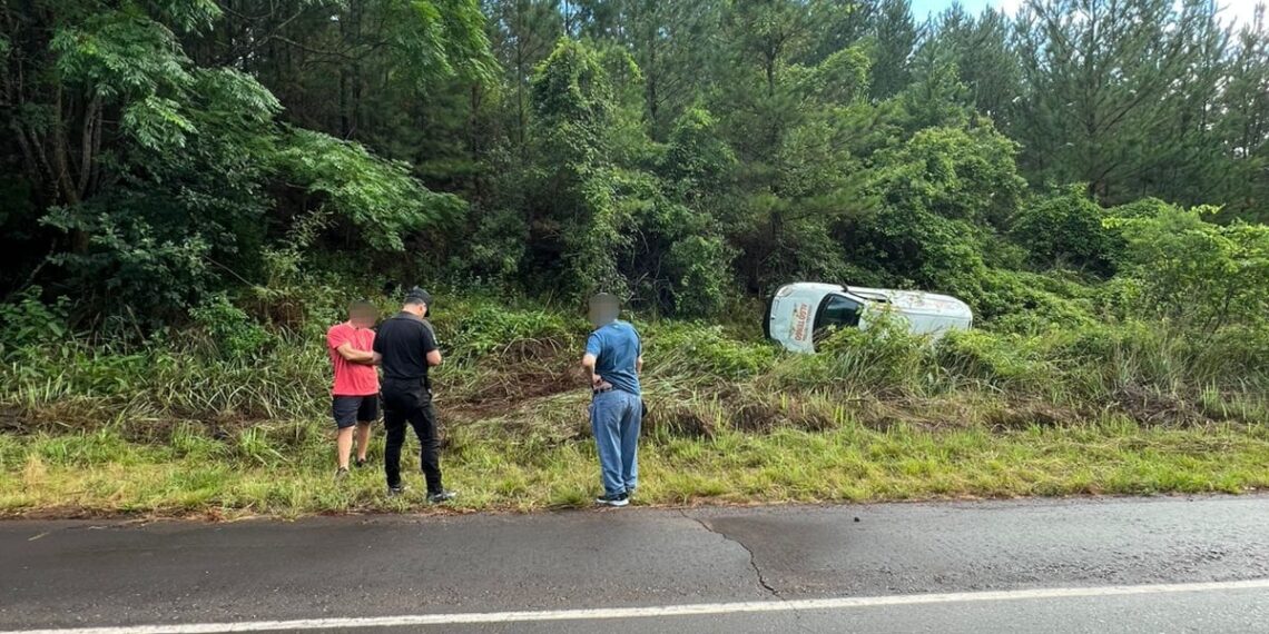 Conductor resultó ileso tras despistar y volcar en la Ruta Provincial 103
