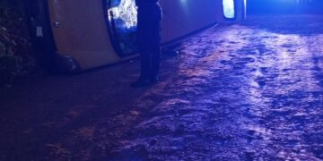 Despiste y vuelco en San Vicente dejó un conductor lesionado