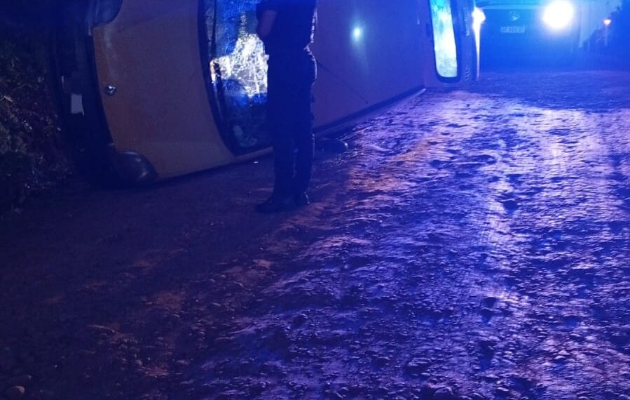 Despiste y vuelco en San Vicente dejó un conductor lesionado