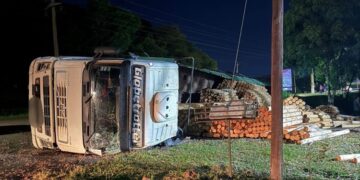 Camión perdió estabilidad y volcó en la ruta 13