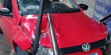 Posadas: un auto despistó y terminó sobre la vereda en la zona céntrica