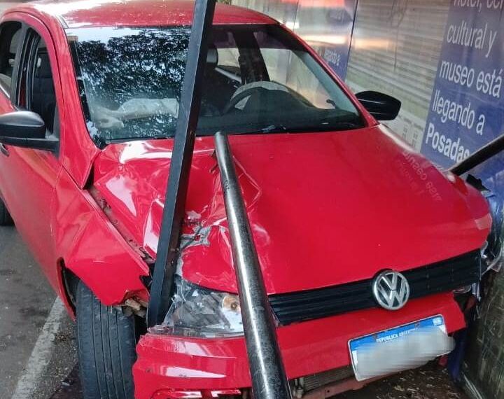 Posadas: un auto despistó y terminó sobre la vereda en la zona céntrica