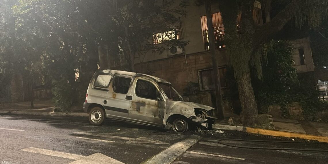 Desperfecto mecánico provocó el incendio de un vehículo en el centro posadeño