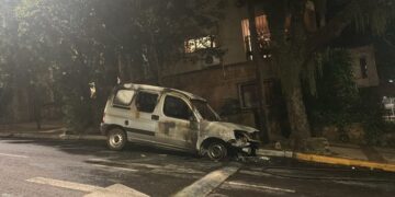 Desperfecto mecánico provocó el incendio de un vehículo en el centro posadeño
