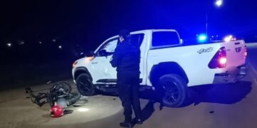 Tres jóvenes heridos tras un choque entre una moto y una camioneta en San Vicente
