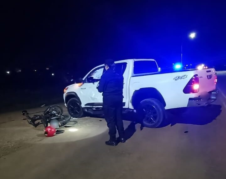 Tres jóvenes heridos tras un choque entre una moto y una camioneta en San Vicente