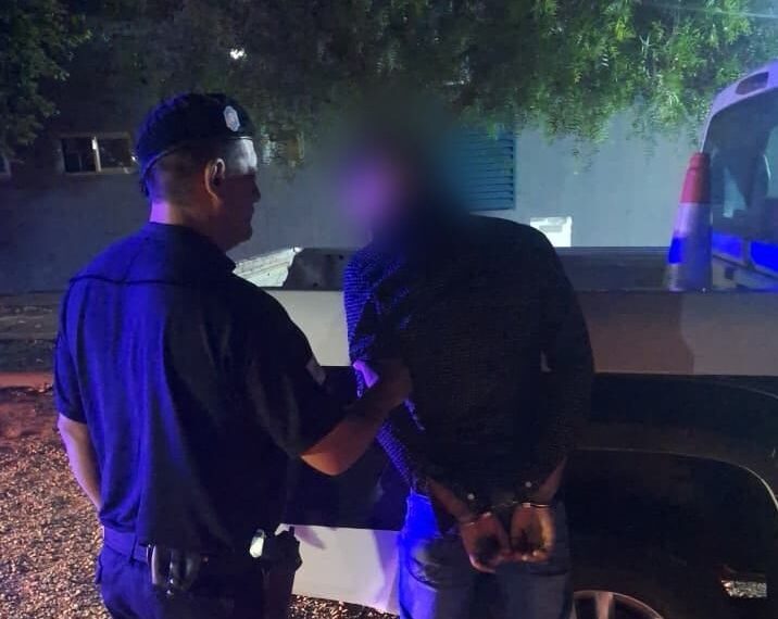 Terminó detenido en Montecarlo por atacar a su madre con un machete