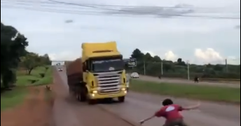 Paraguay en alerta por un reto viral donde adolescentes se filman frente a camiones en plena ruta