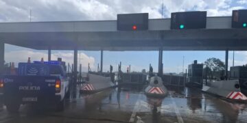 Tragedia en Córdoba: en medio de un temporal, el viento volteó una cabina de peaje y murió un hombre