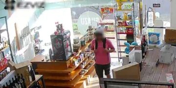 Pagaron más de 110 mil pesos de alcohol con comprobantes falsos y fueron detenidos