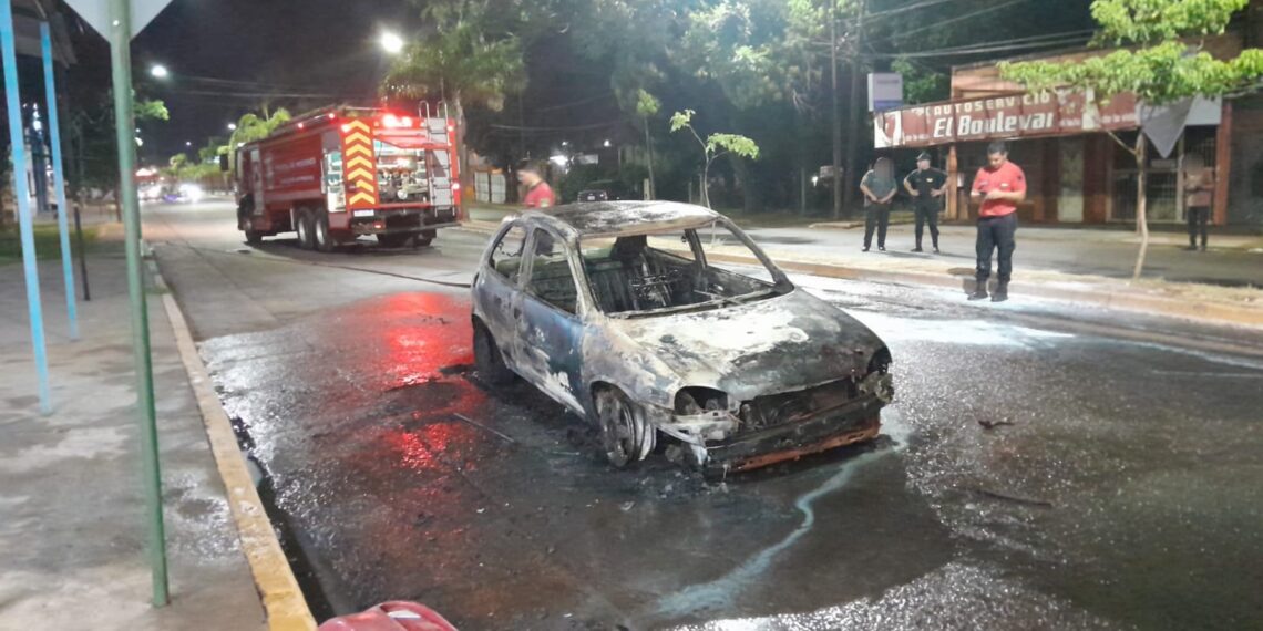 Posadas: se le incendió el auto mientras esperaba en el semáforo