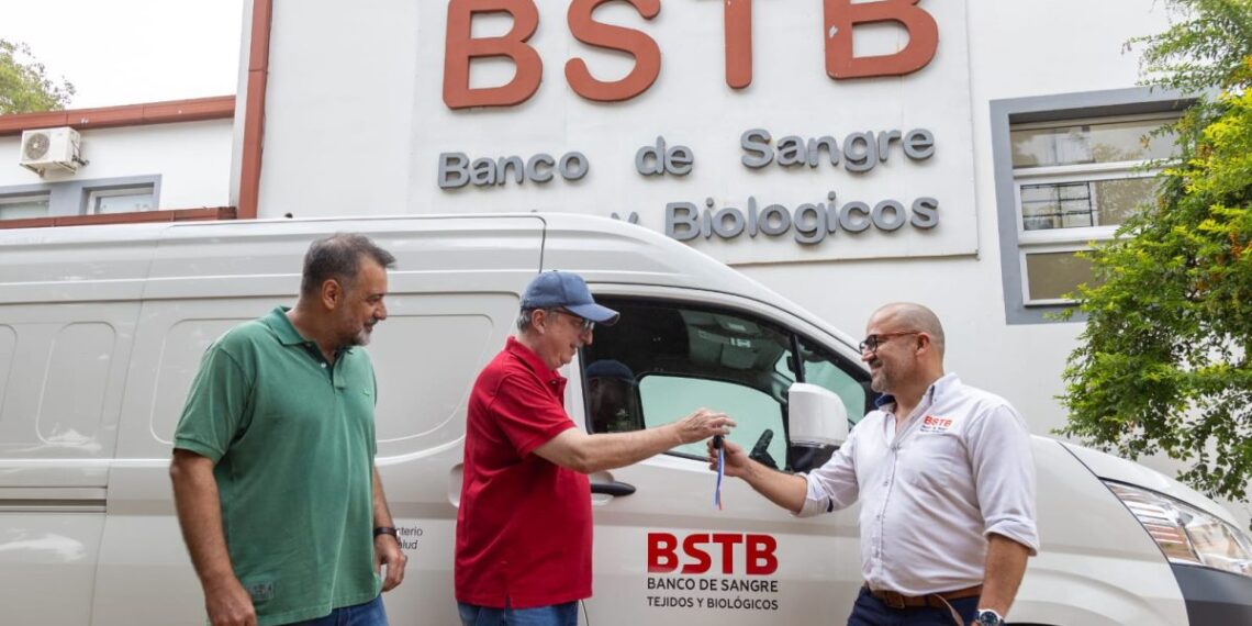Passalacqua entregó un nuevo móvil al Banco de Sangre y destacó la inversión en salud pública