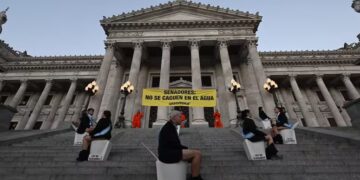 Incidentes en el Congreso: detuvieron a 12 activistas de Greenpeace que protestaban contra la reforma de la ley de Glaciares