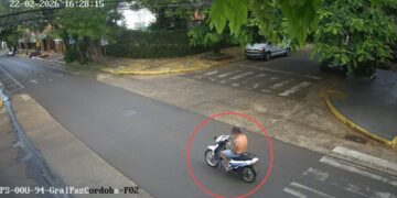 Lo detuvieron por usar el celular mientras conducía y no llevar casco en Posadas