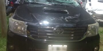 Conductor ebrio volcó en Jardín América, huyó y fue detenido tras esconderse en una vivienda