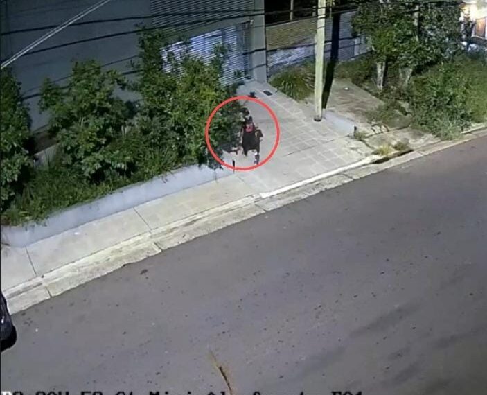 Oculto entre los arbustos: las cámaras del 911 lo delataron cuando merodeaba una vivienda de Posadas